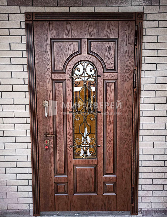 Дверь с ковкой для частного дома - фото